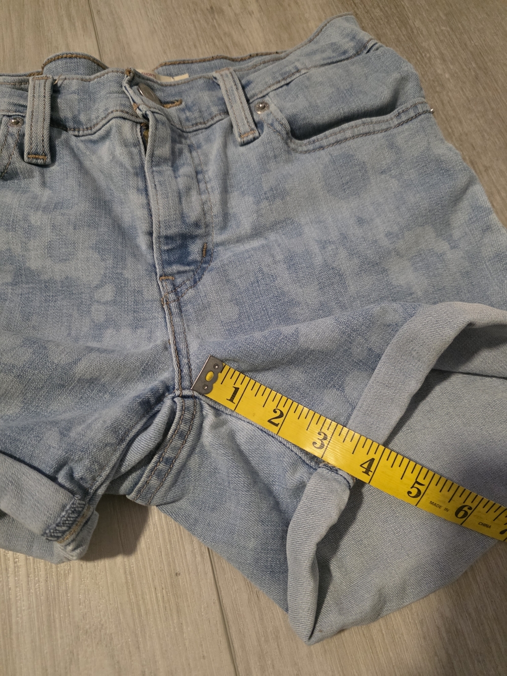 Levi’s W26 Light Wash Denim Shorts Mid Rise Cuffed Casual - Picture 11 of 13